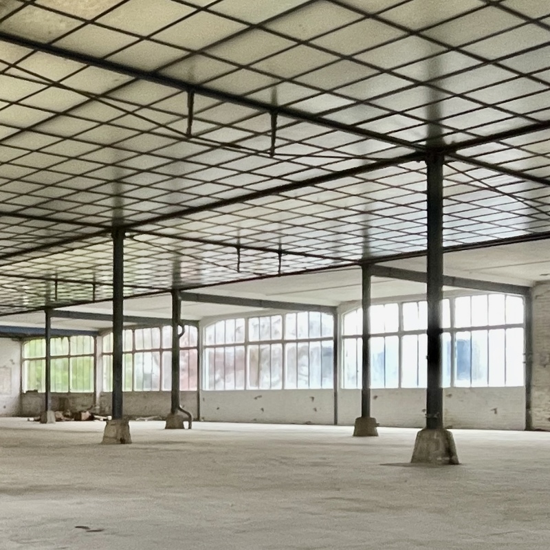 Switch Immo vend l'ancienne usine (cahier) ATOMA sur Forest 3800m2